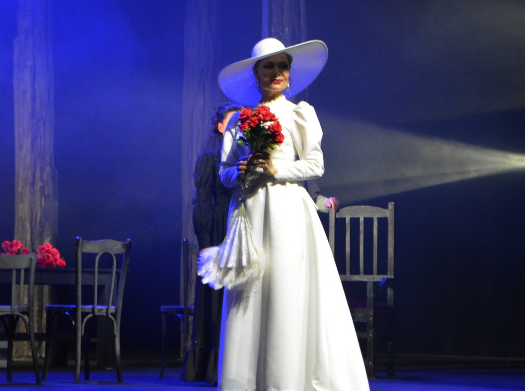 Жалаңаш цирк әртістерінің суреттері